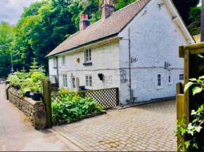 Dale Cottage 18th Century Country Cottage, 111 Barnston road